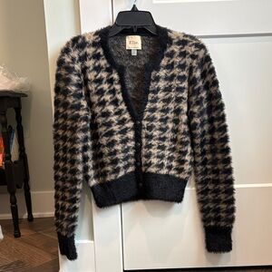 Thick and warm fitted cardigan. Nice buttons. Houndstooth designed fabric.